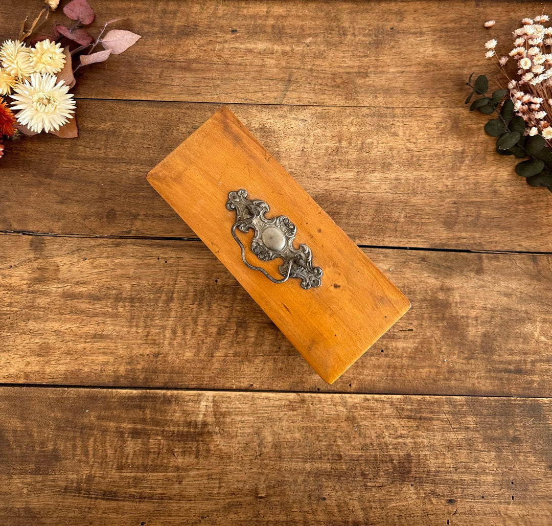 Boite en bois d'écolier avec décoration en métal années 30