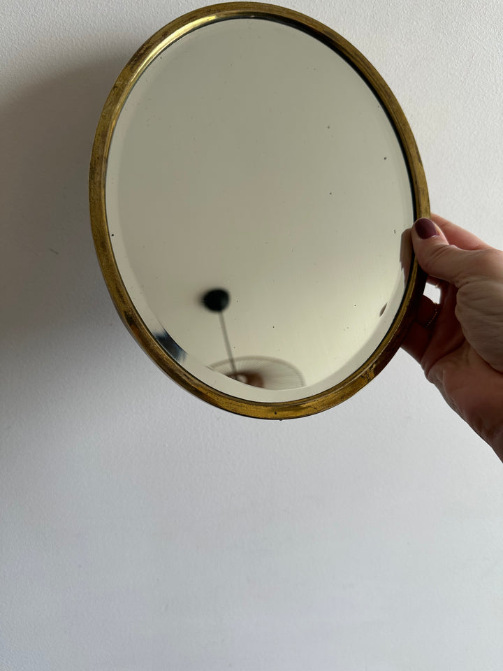 Miroir ovale biseauté à poser armature en laiton