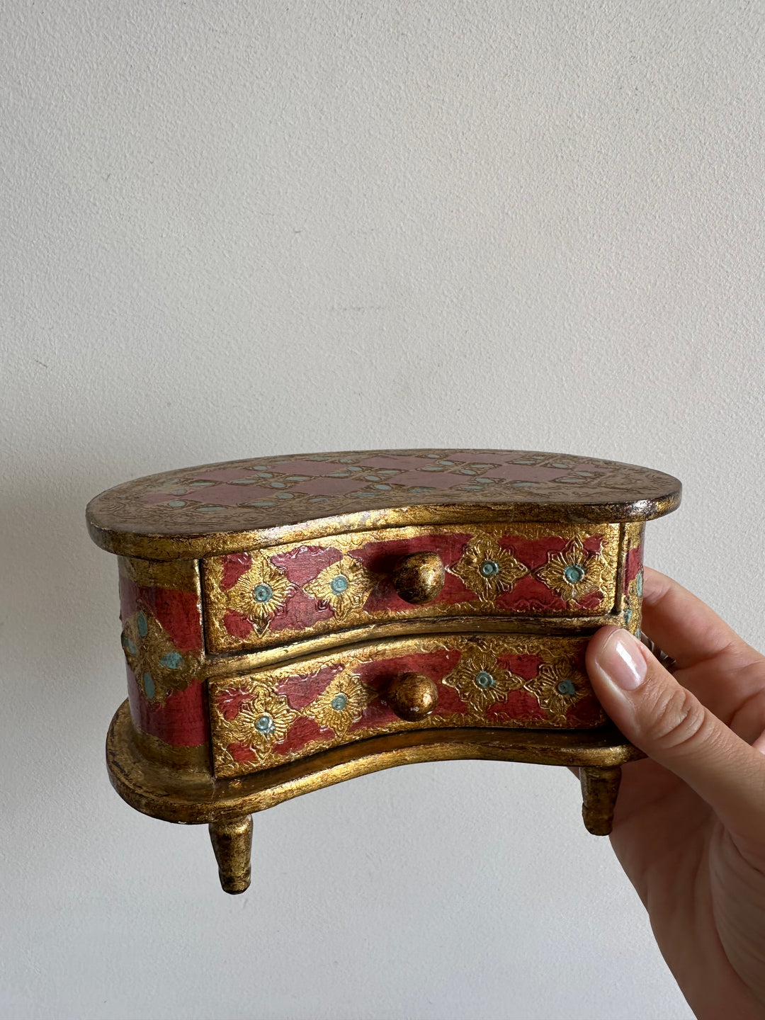 Coffre en demi lune style florentin rouge et or