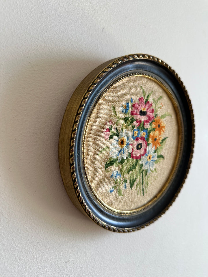 Broderie ronde cerclée de gris bleuté bouquet de fleurs printanier