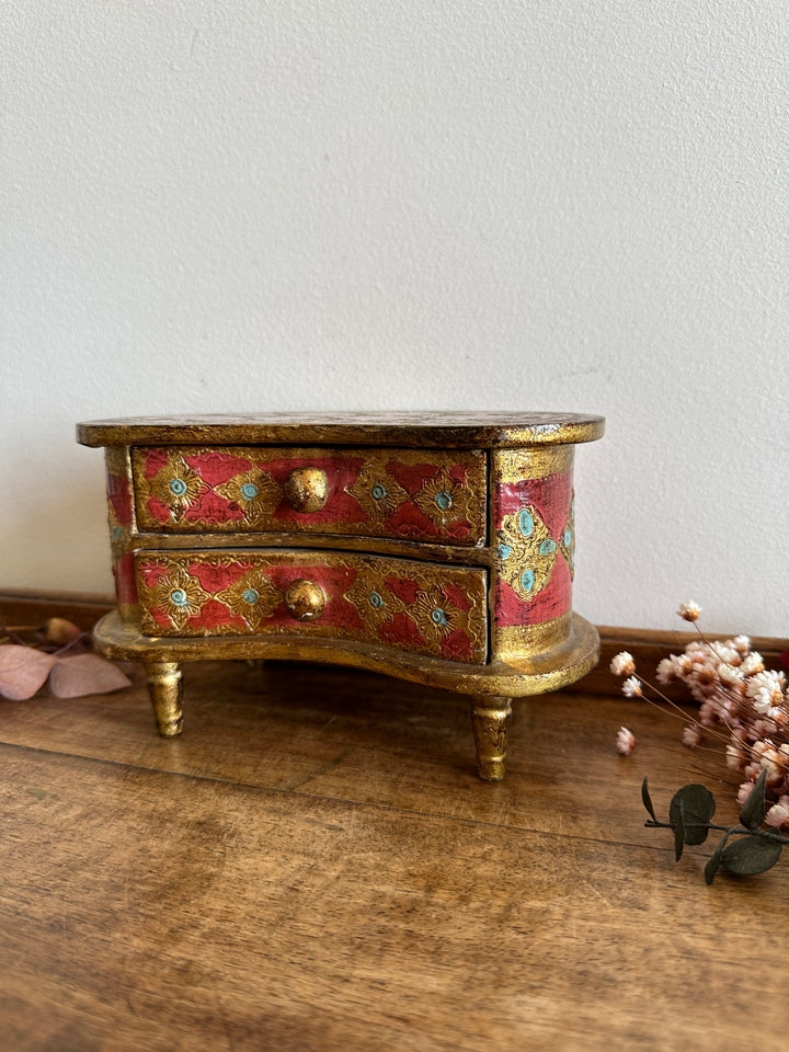 Coffre en demi lune style florentin rouge et or