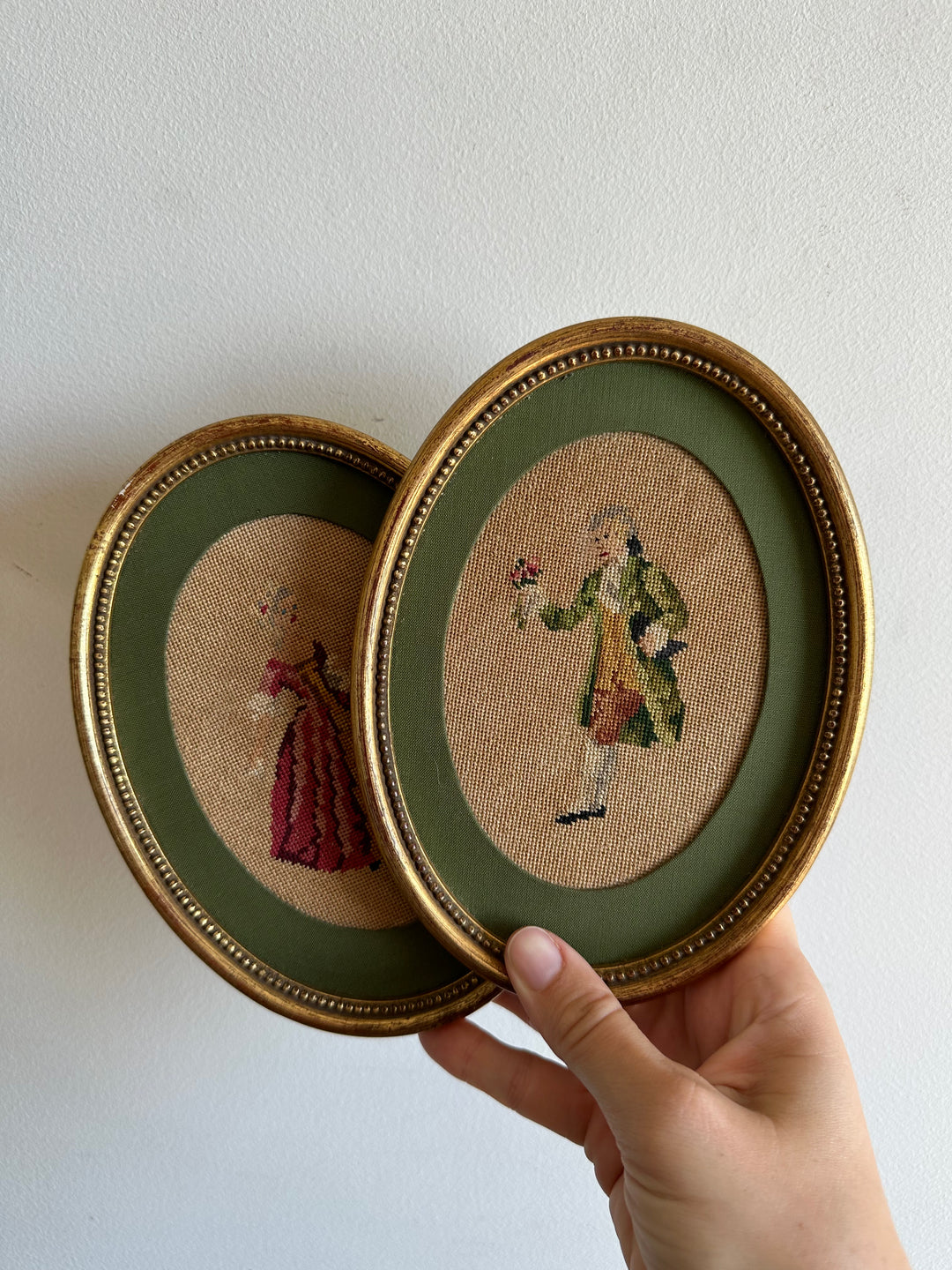 Broderies XIXème encadrées pourtour tissu vert