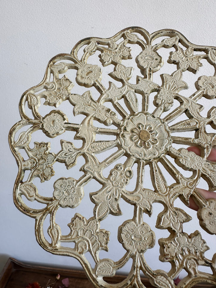 Dessous de plat en laiton façon dentelle peint