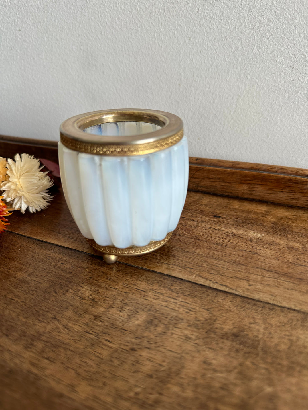 Pot en opaline cerclé de bronze doré