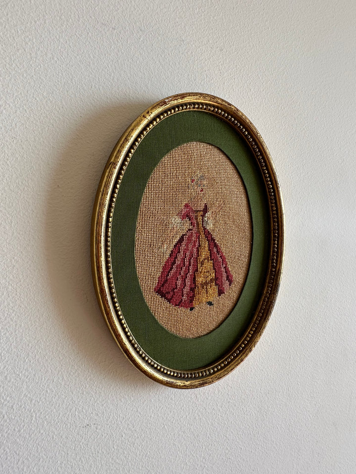 Broderies XIXème encadrées pourtour tissu vert