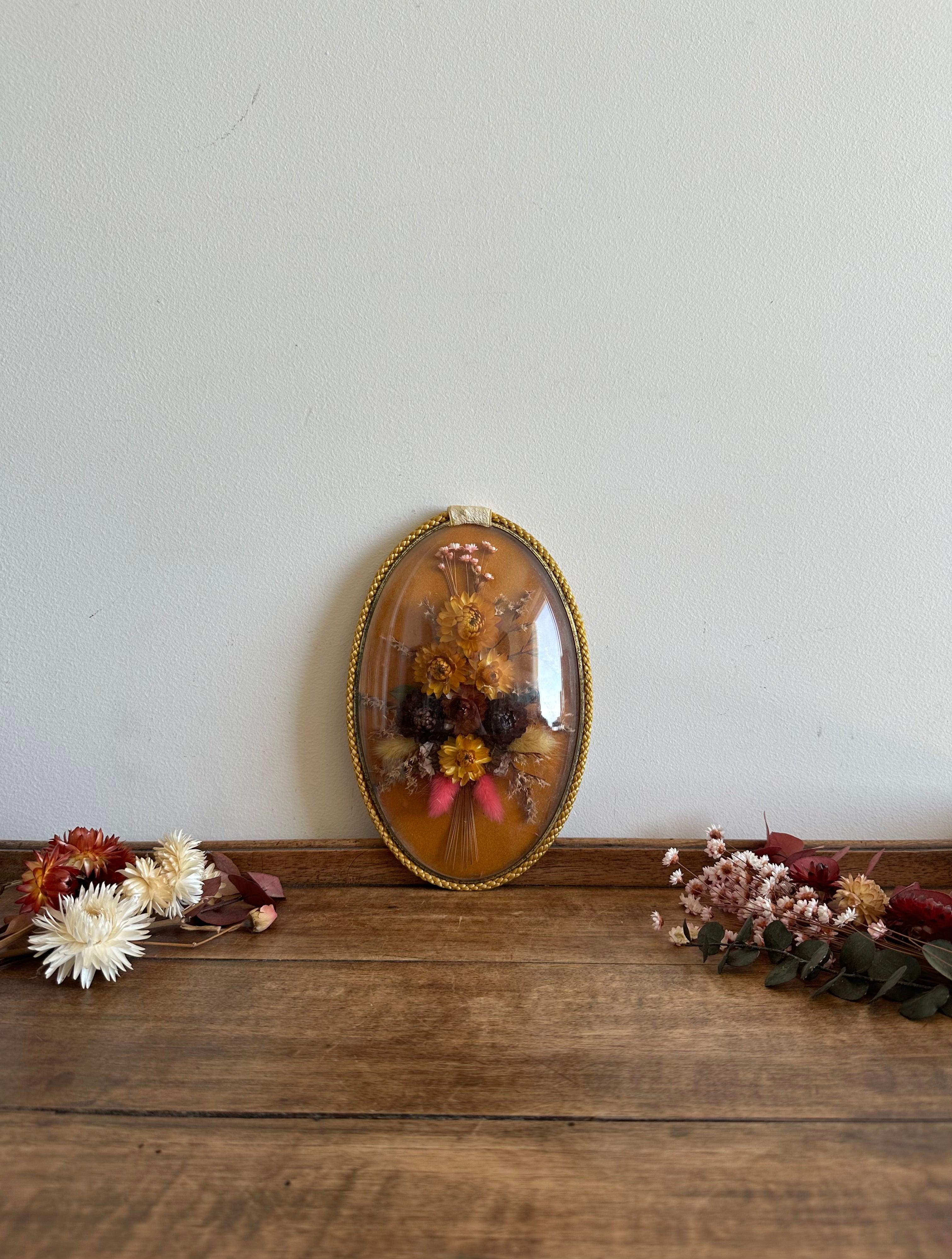 Cadre Mural Vintage Verre Bombé - Velours Rouge à Motif Floral - 23,5x17 Cm