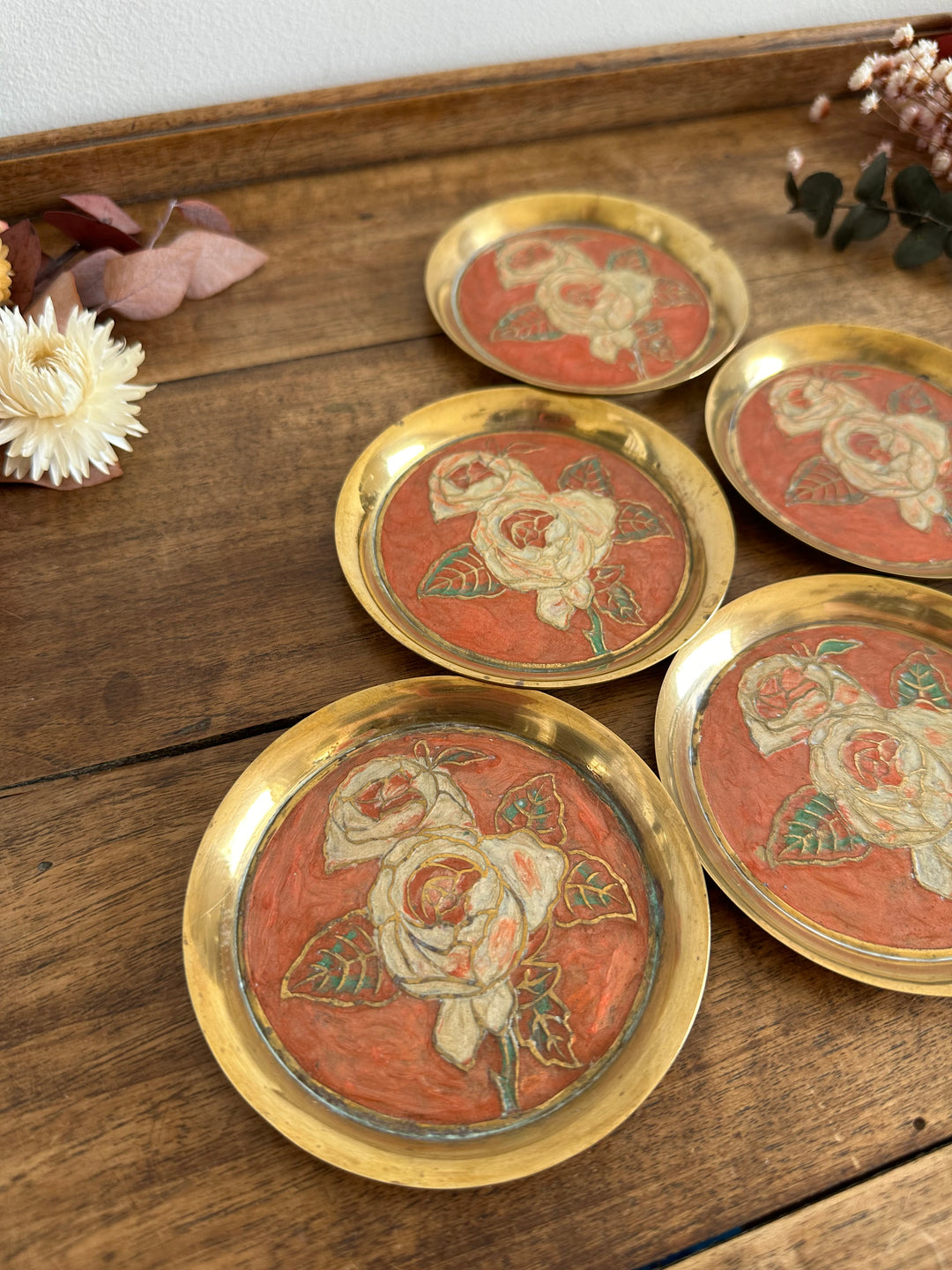 Coupelles en laiton émaillé tons orangés motifs roses blanches