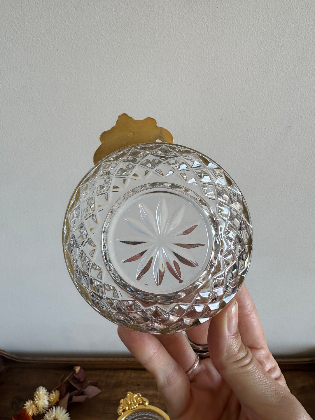 Coupelles en verre moulé cerclé de métal doré travaillé