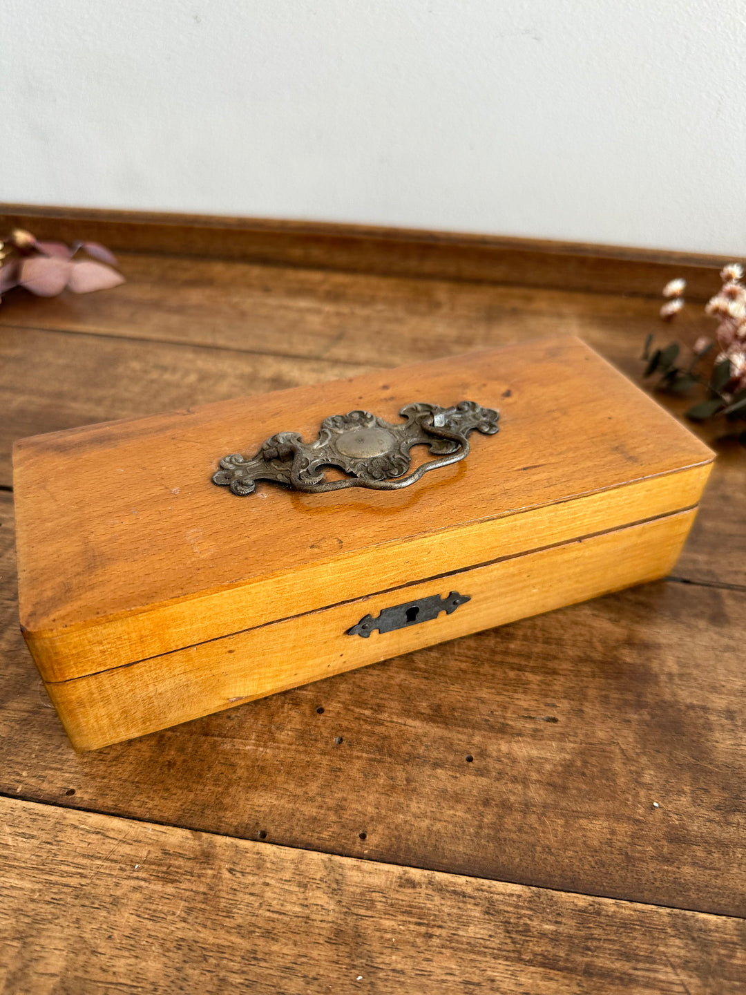 Boite en bois d'écolier avec décoration en métal années 30