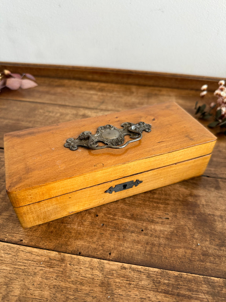 Boite en bois d'écolier avec décoration en métal années 30