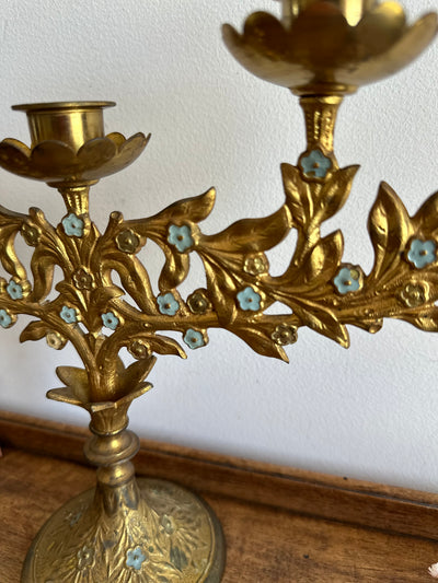 Chandelier d'autel en laiton doré orné de petite fleurs émaillées