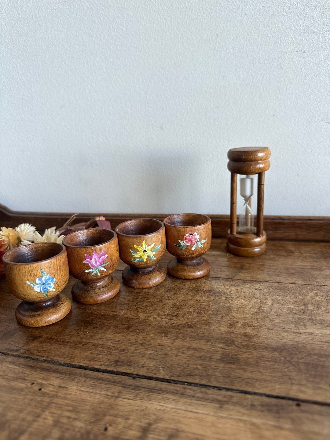 Coquetiers en bois avec support et sablier décorés main