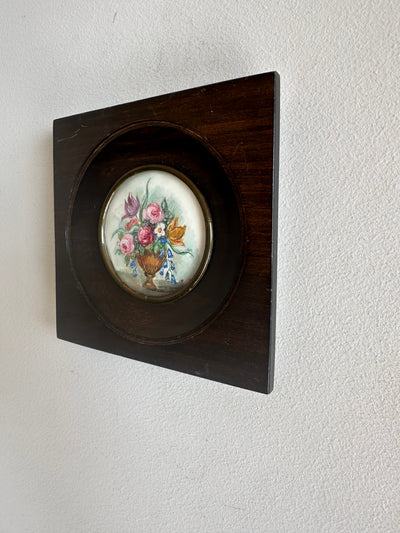 Peinture sur ivoire motifs floraux cadre en bois foncé début 20ème
