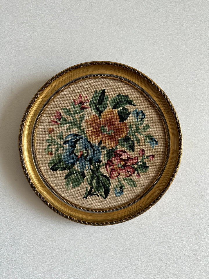 Broderies anciennes encadrées rondes