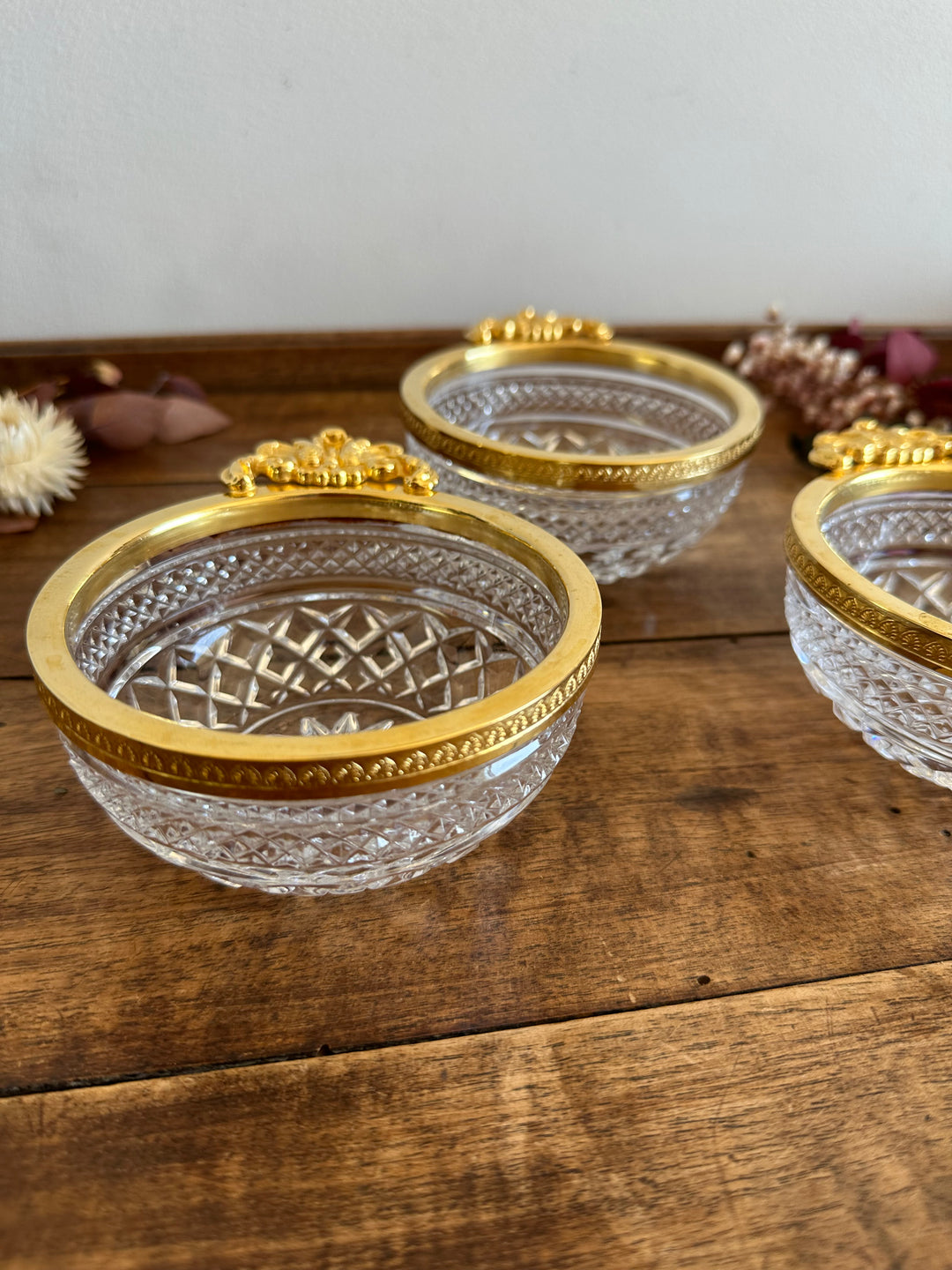 Coupelles en verre moulé cerclé de métal doré travaillé