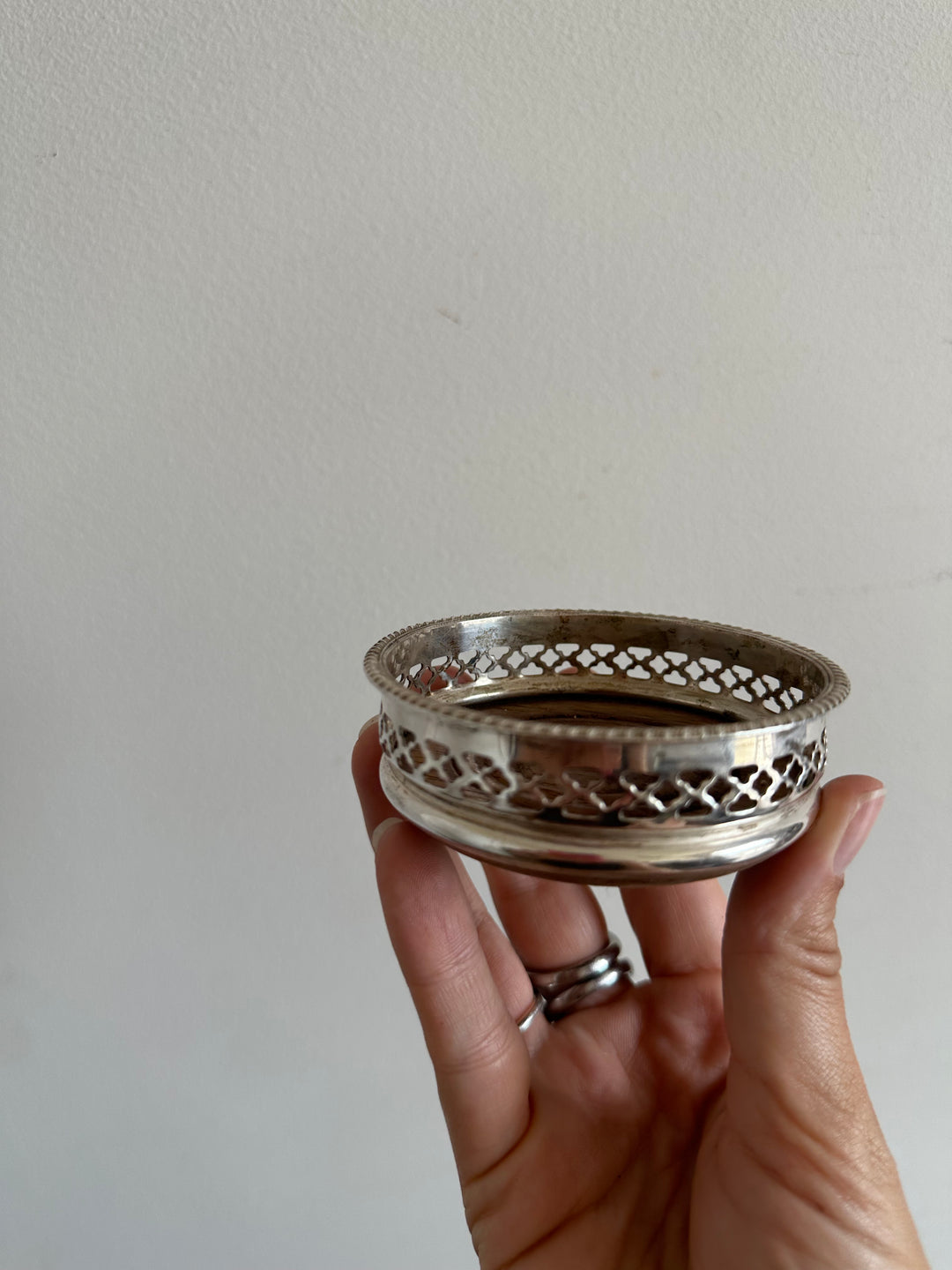 Sous-verres en bois cerclé de métal argenté