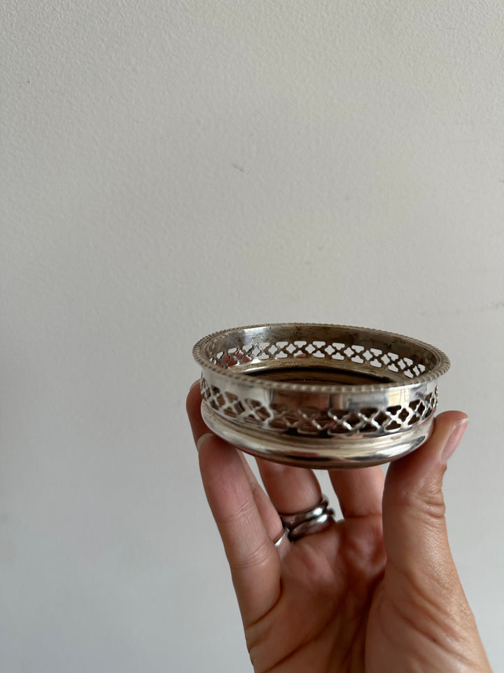 Sous-verres en bois cerclé de métal argenté