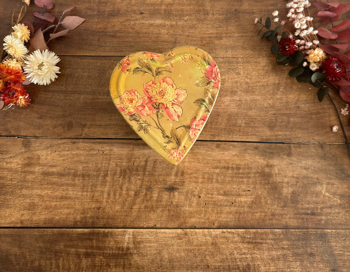 Boite en métal forme de coeur motifs fleurs anglaises