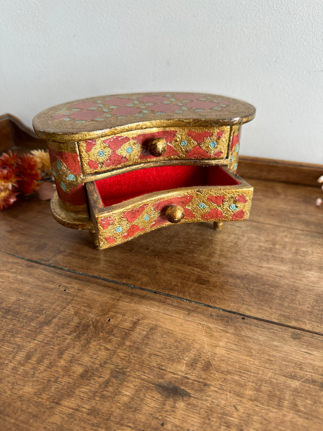 Coffre en demi lune style florentin rouge et or