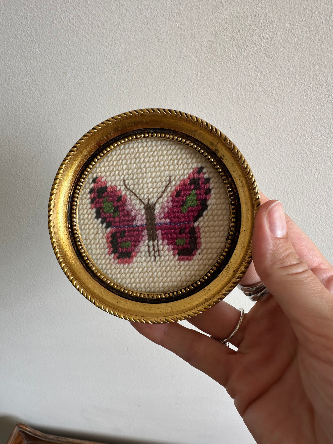 Broderie point de croix motif papillon cadre rond en bois