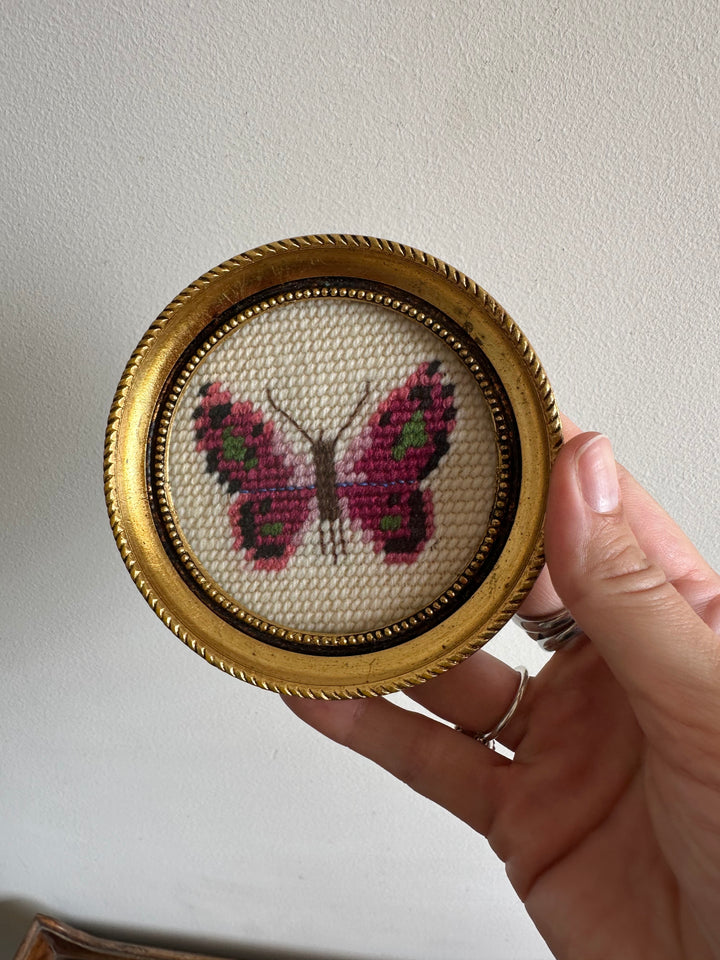Broderie point de croix motif papillon cadre rond en bois