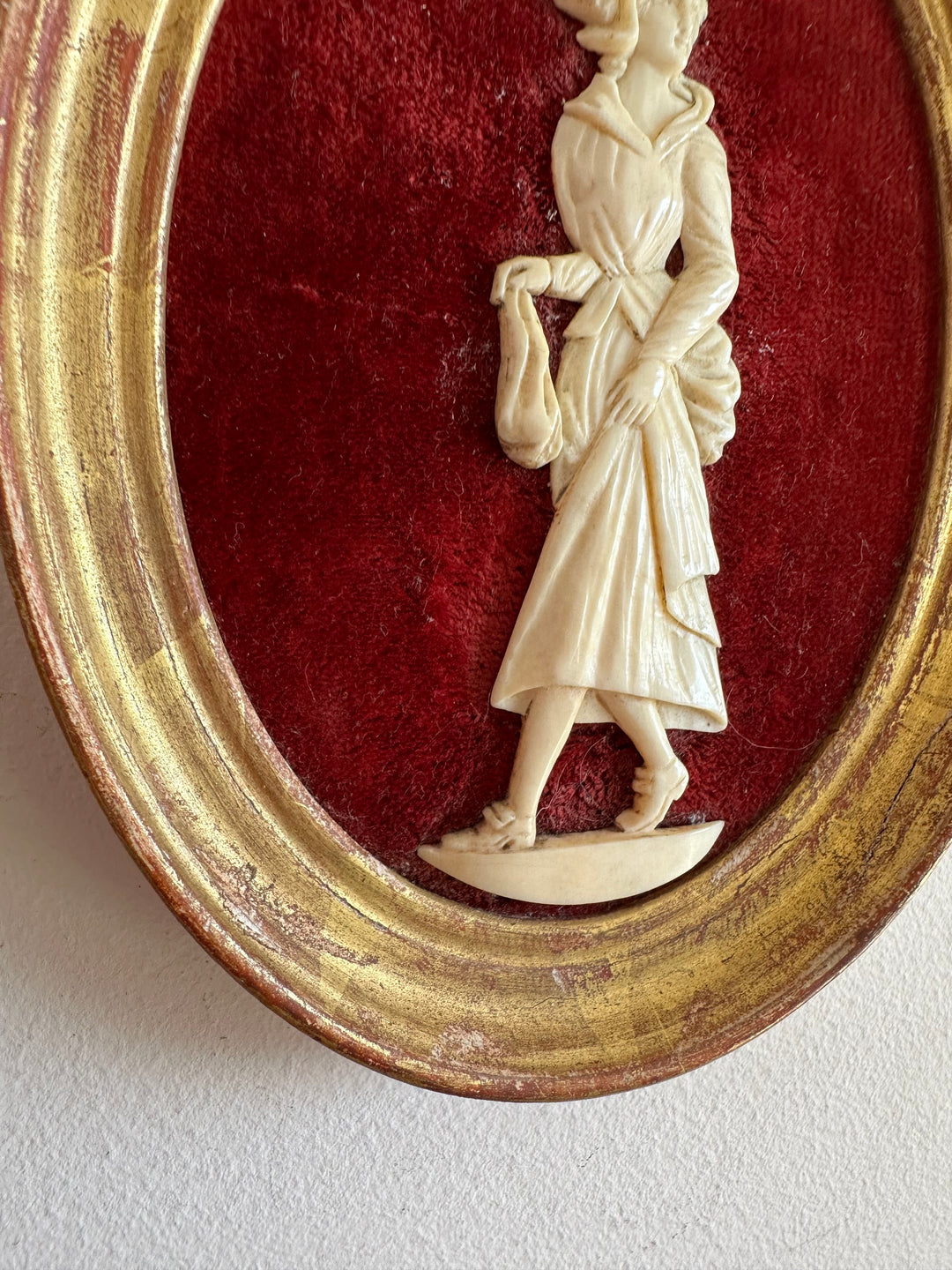 Miniatures en ivoire sur velours 19ème