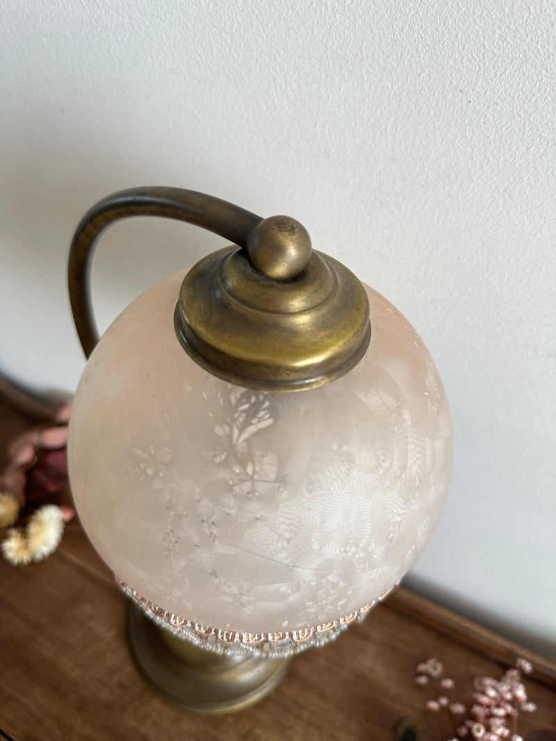 Lampe style art déco, galon de perles et globe rose fumé