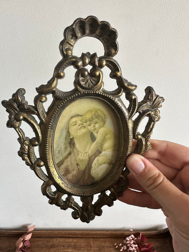 Cadre travaillé baroque en laiton doré
