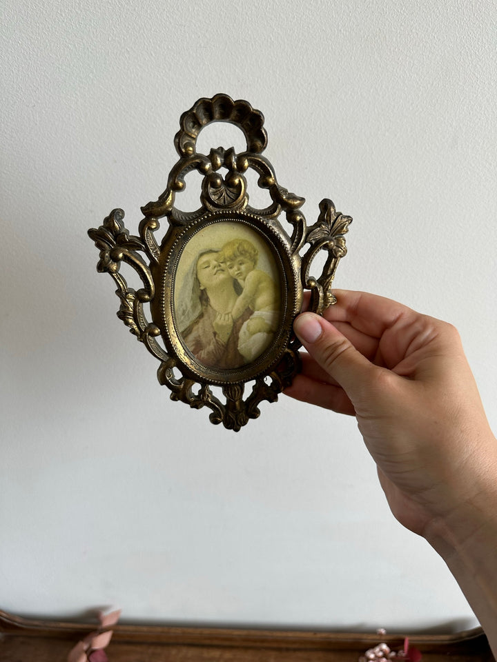Cadre travaillé baroque en laiton doré
