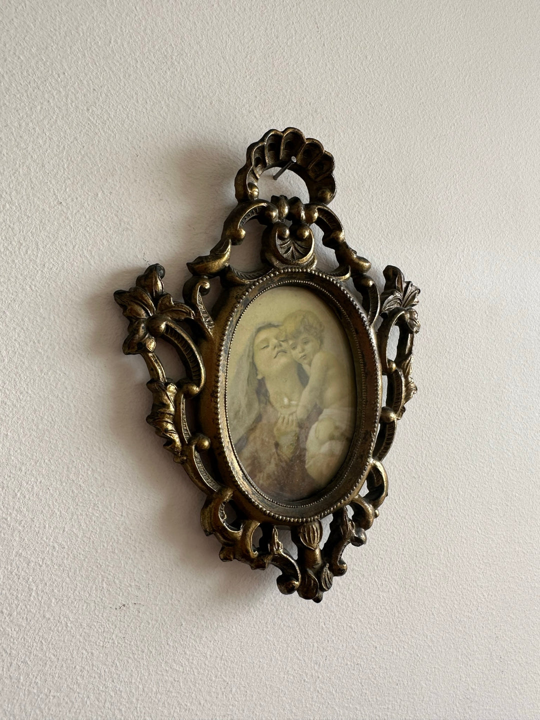 Cadre travaillé baroque en laiton doré