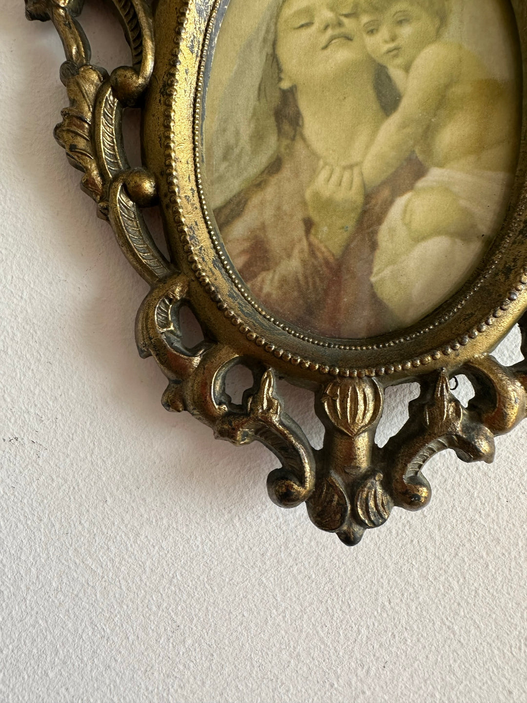 Cadre travaillé baroque en laiton doré