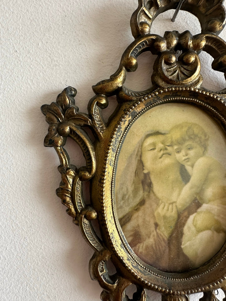Cadre travaillé baroque en laiton doré