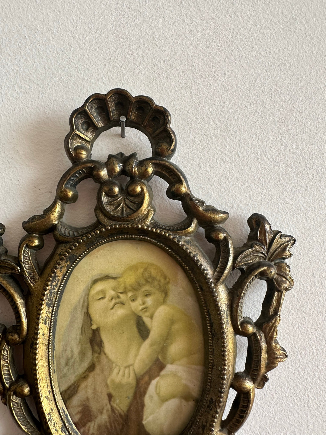 Cadre travaillé baroque en laiton doré