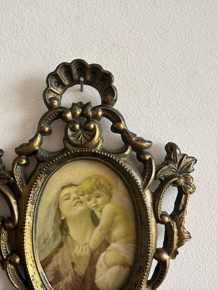 Cadre travaillé baroque en laiton doré