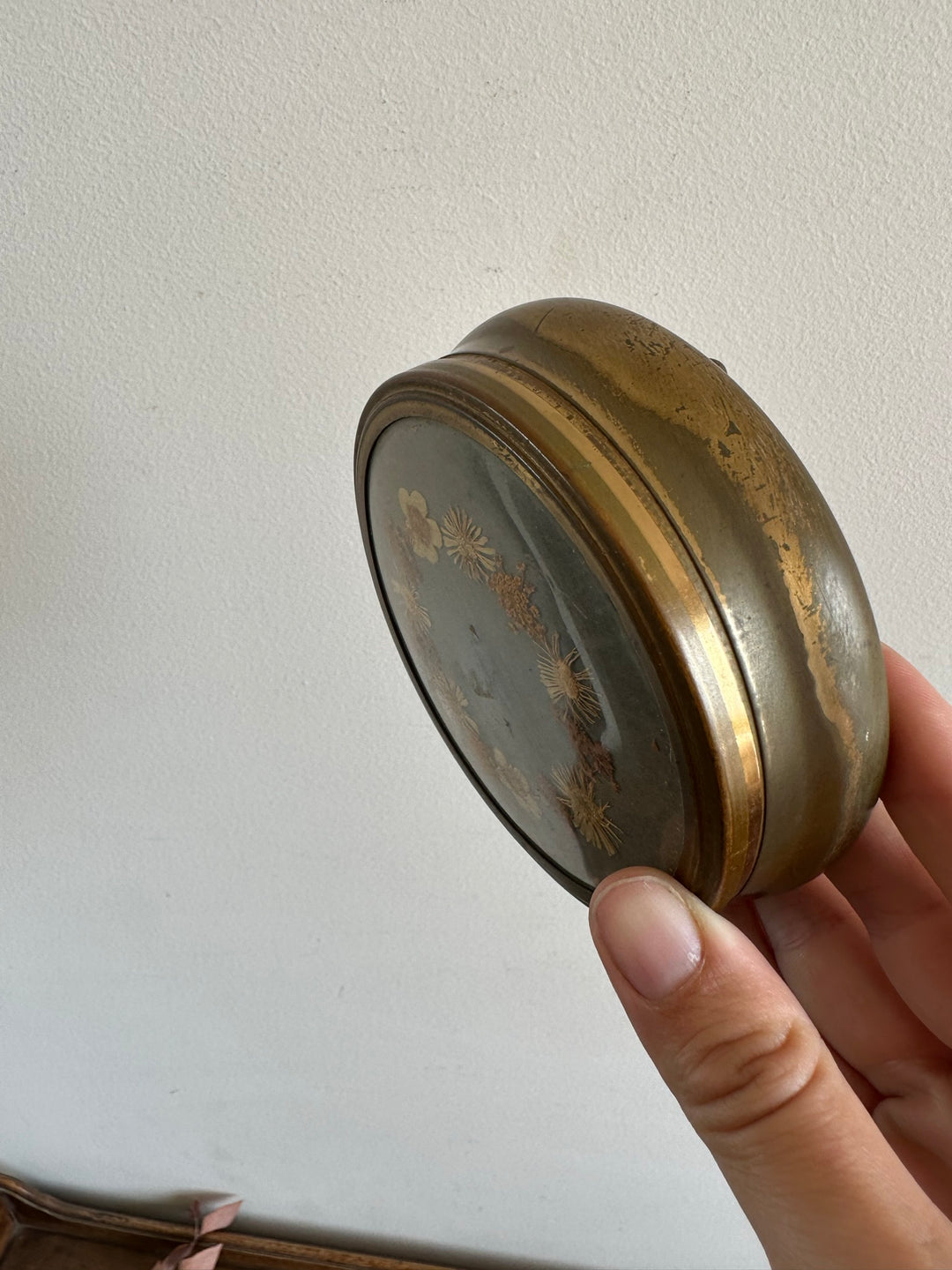 Bonbonnière en laiton couvercle brodé