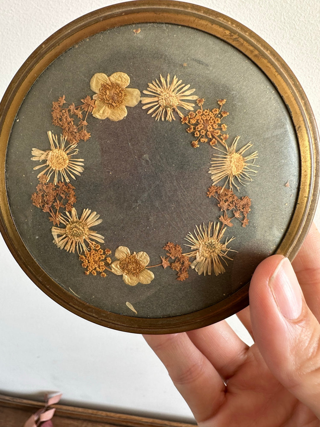 Bonbonnière en laiton couvercle brodé