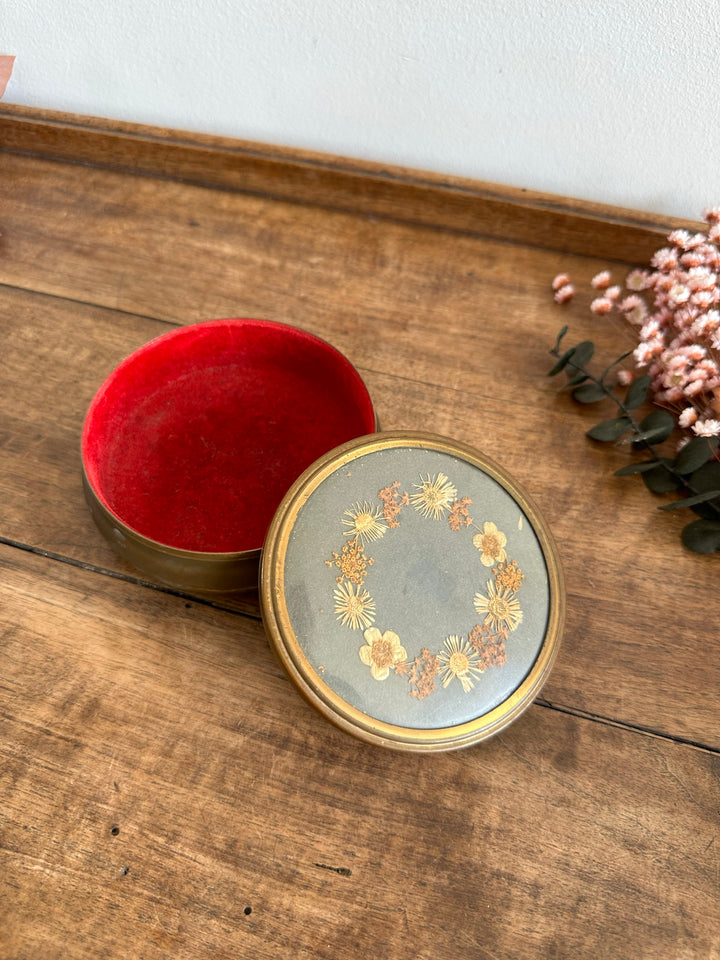 Bonbonnière en laiton couvercle brodé