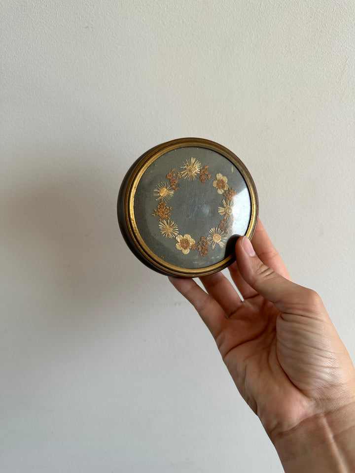 Bonbonnière en laiton couvercle brodé