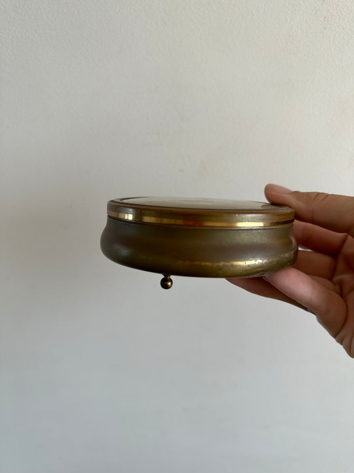 Bonbonnière en laiton couvercle brodé