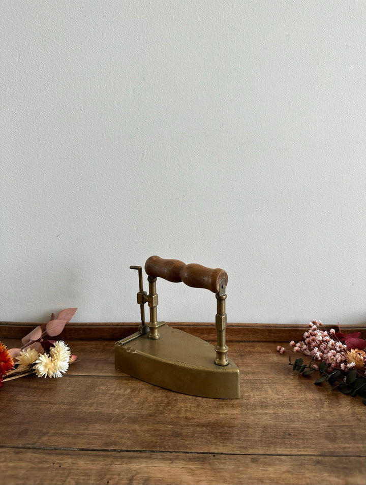 Fer en laiton et manche en bois