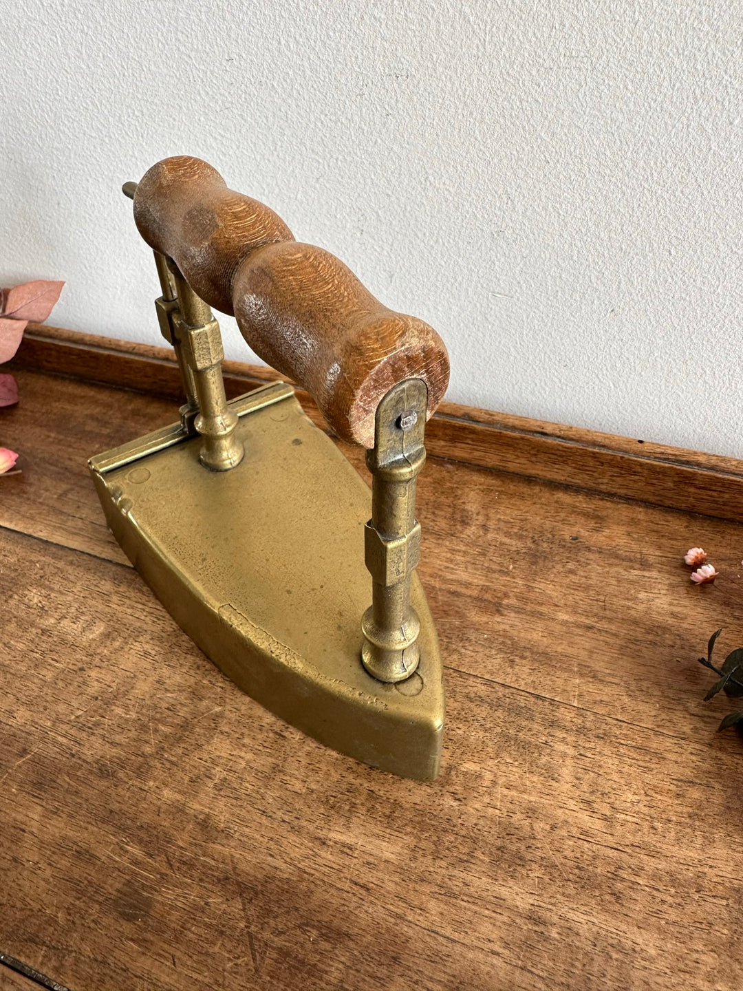 Fer en laiton et manche en bois