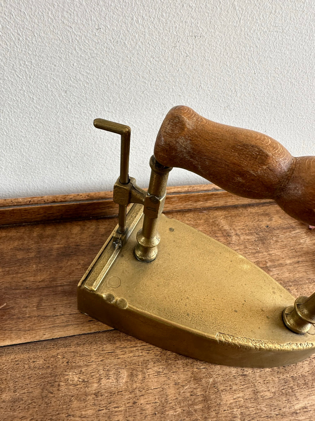 Fer en laiton et manche en bois