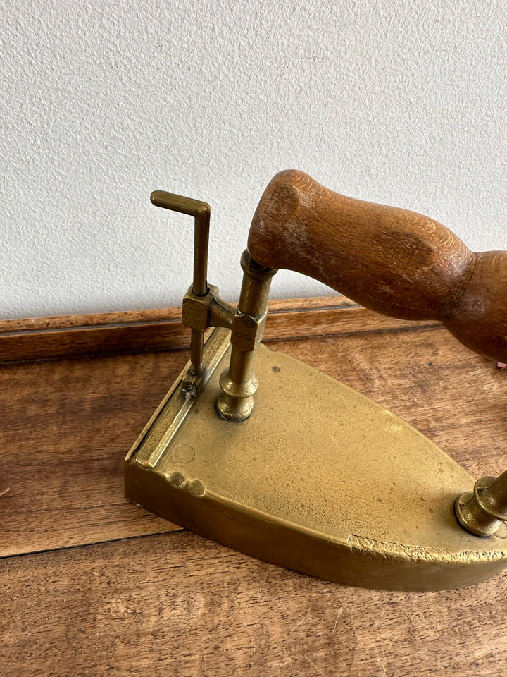 Fer en laiton et manche en bois