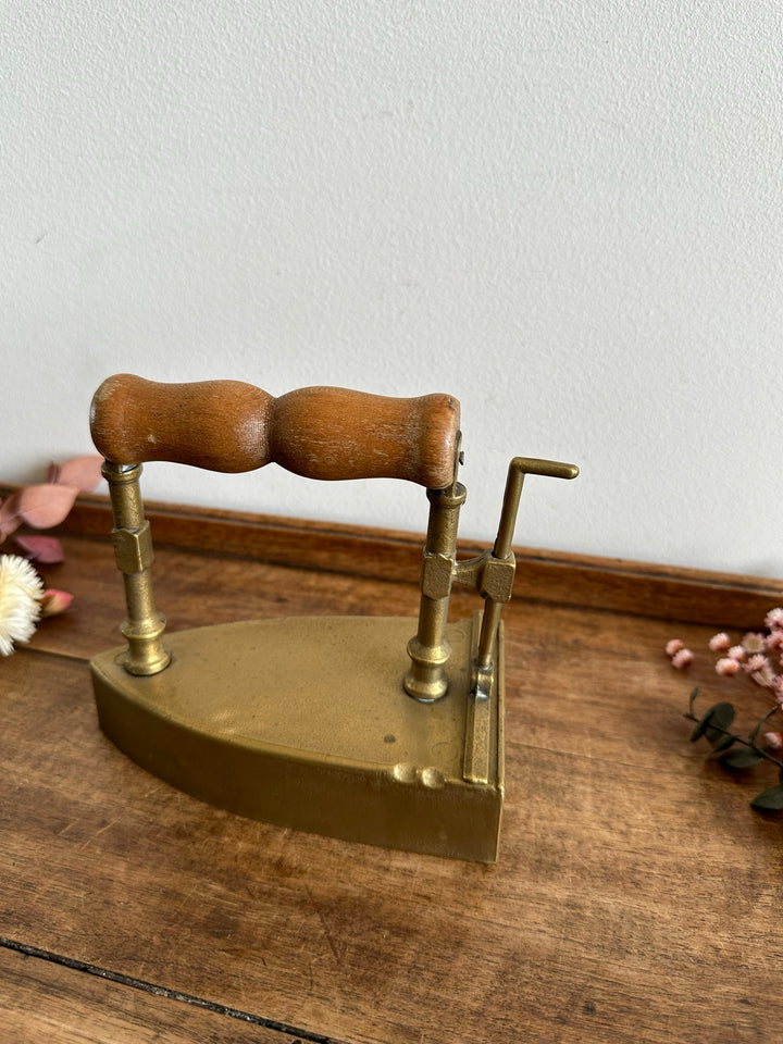 Fer en laiton et manche en bois