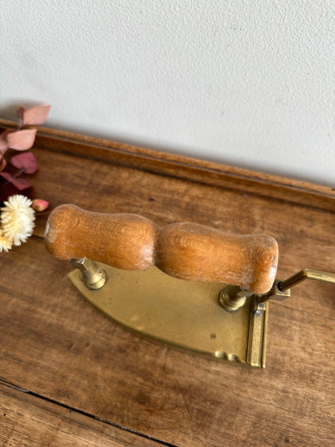 Fer en laiton et manche en bois