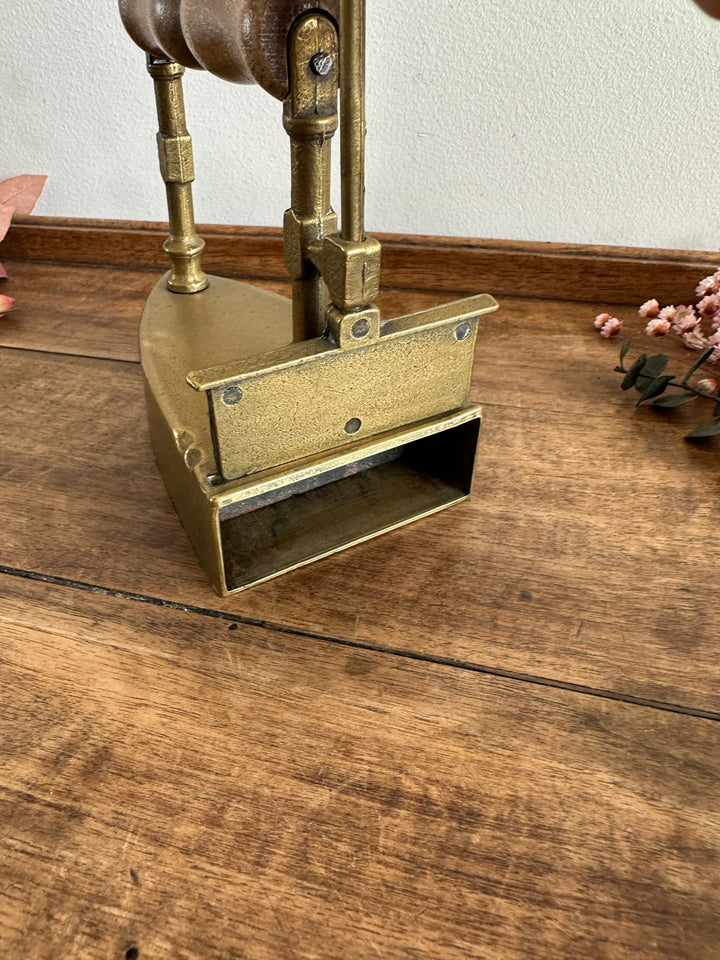 Fer en laiton et manche en bois