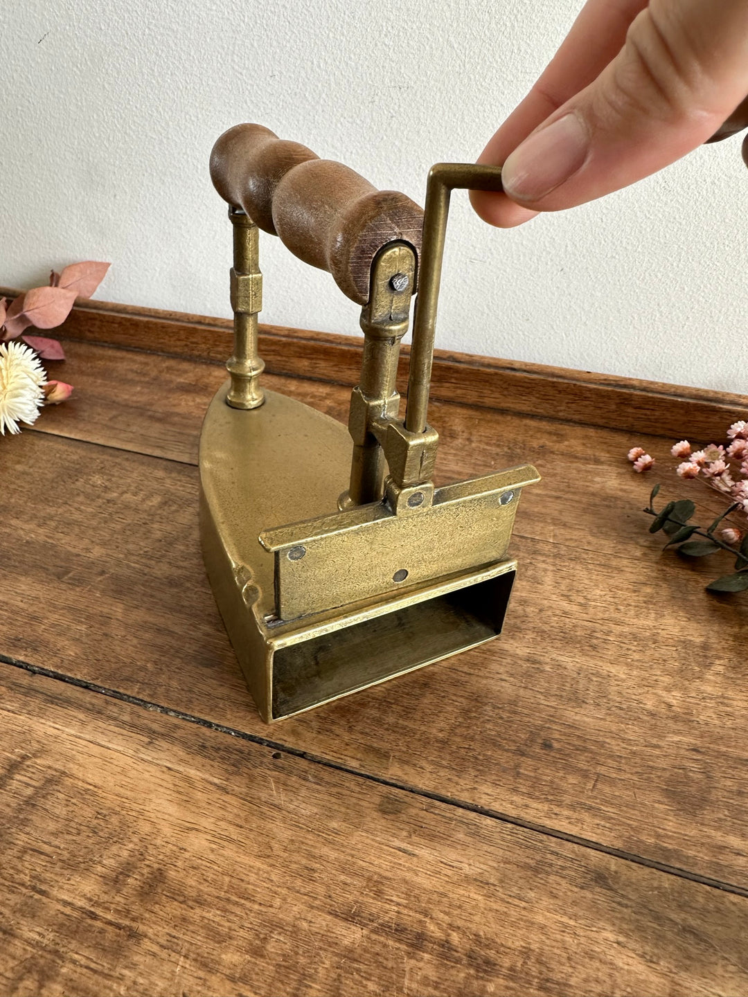 Fer en laiton et manche en bois