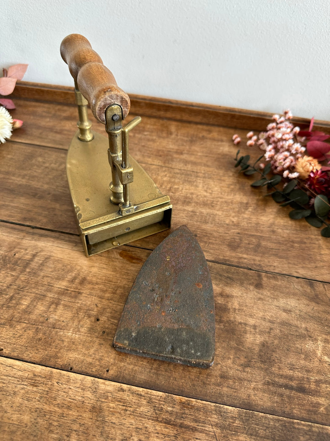 Fer en laiton et manche en bois