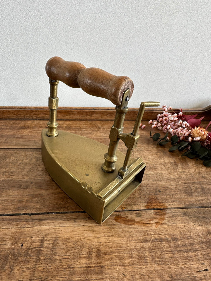 Fer en laiton et manche en bois