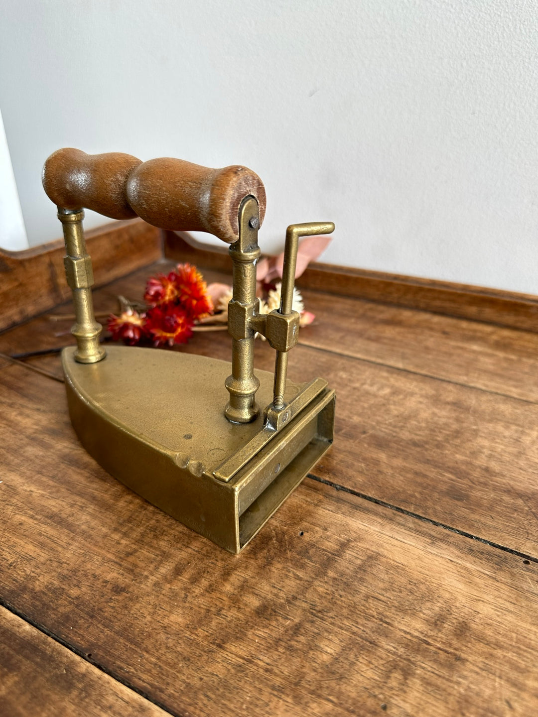 Fer en laiton et manche en bois